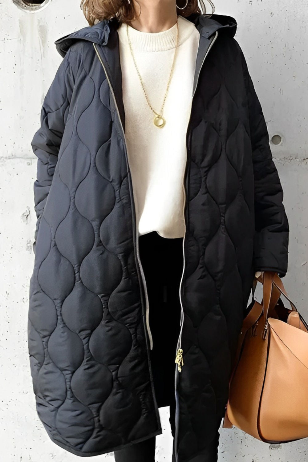 PRISCILLA™ | PARKA MIT KAPUZE UND PFLEGLICHEN DETAILS