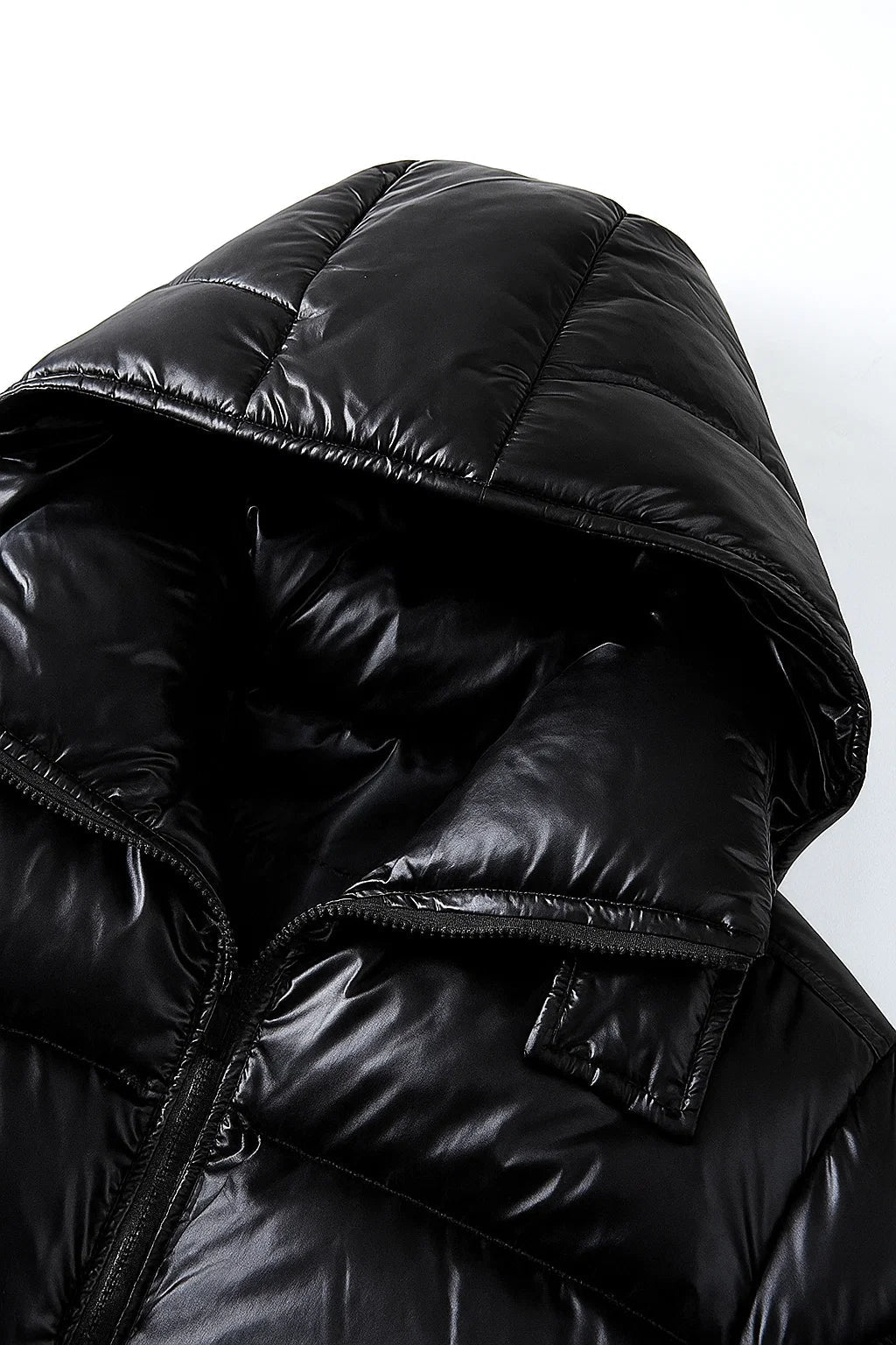 Leichte Polyester-Pufferjacke für Herren mit verstellbarer Kapuze und schlanker Passform