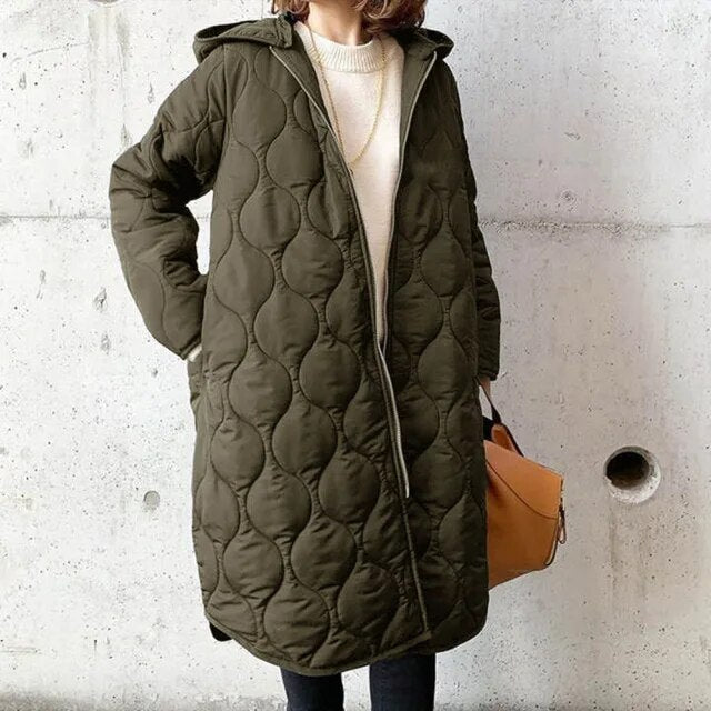 PRISCILLA™ | PARKA MIT KAPUZE UND PFLEGLICHEN DETAILS