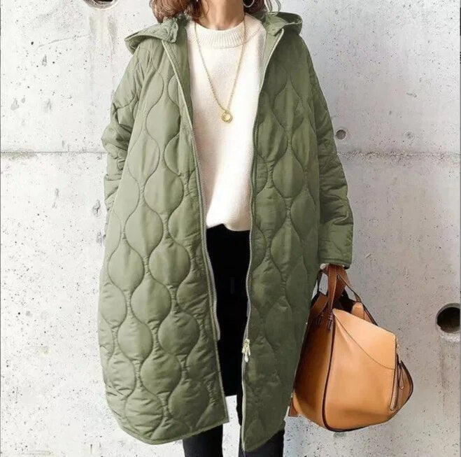 PRISCILLA™ | PARKA MIT KAPUZE UND PFLEGLICHEN DETAILS