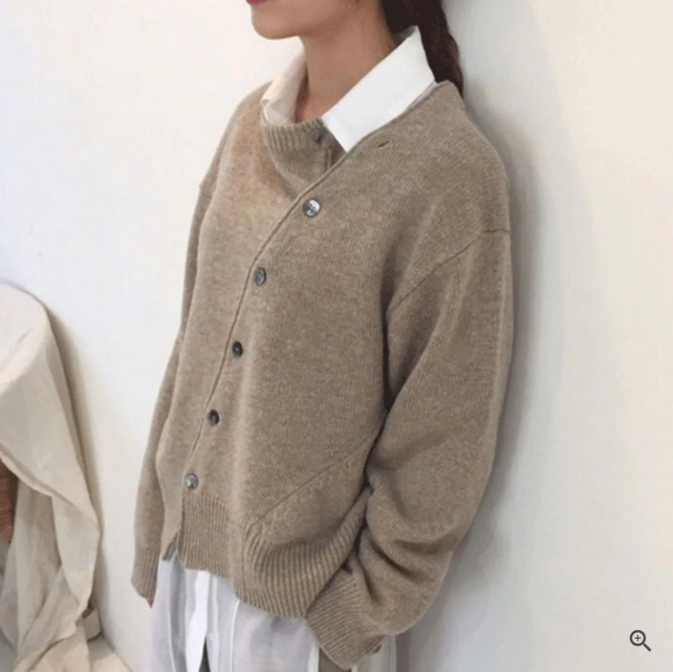 Angelana | Asymmetrischer Cardigan mit einzigartigen Knöpfen