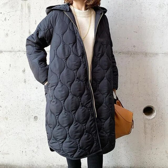 PRISCILLA™ | PARKA MIT KAPUZE UND PFLEGLICHEN DETAILS